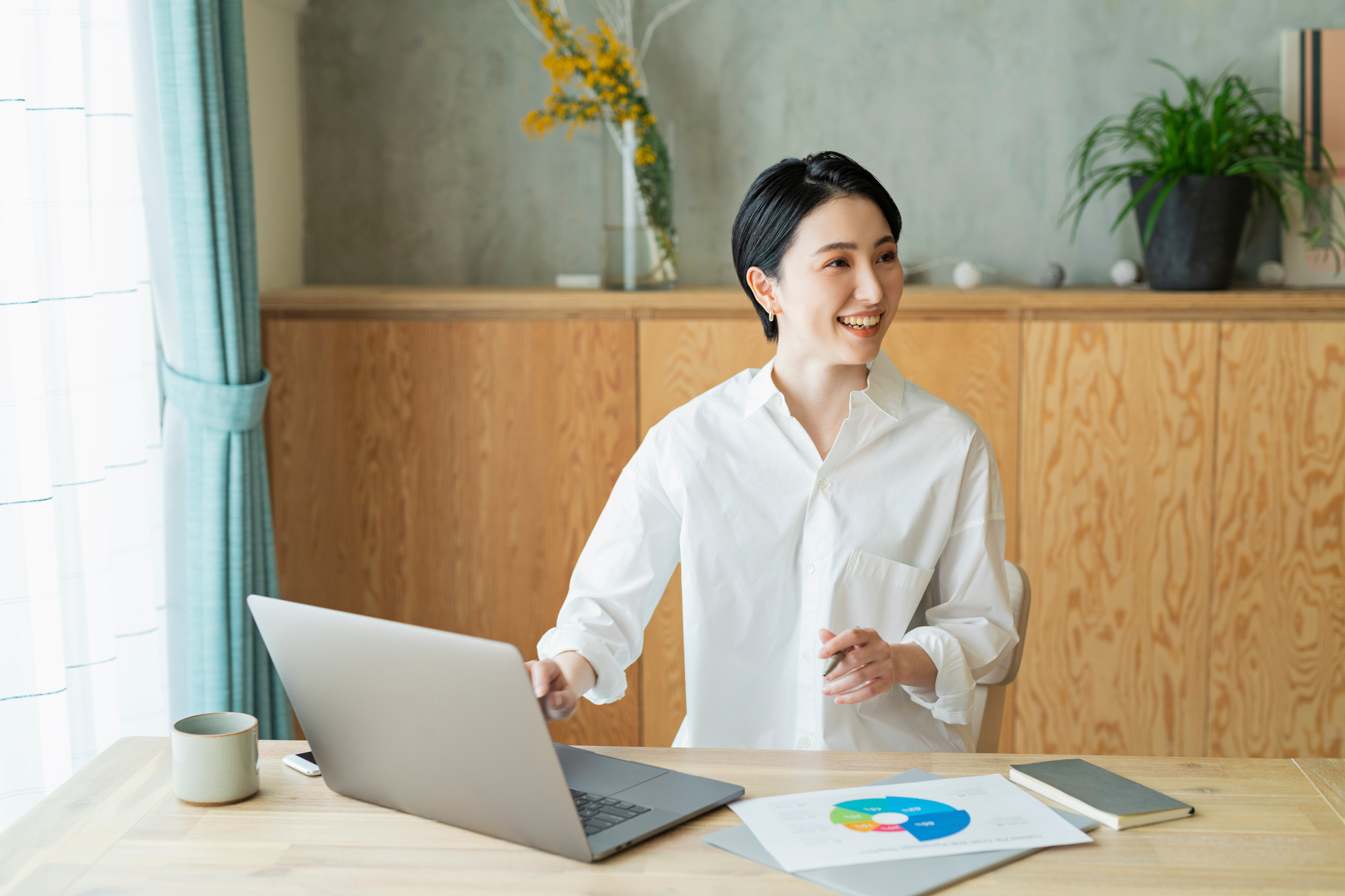 インタビュー中の女性